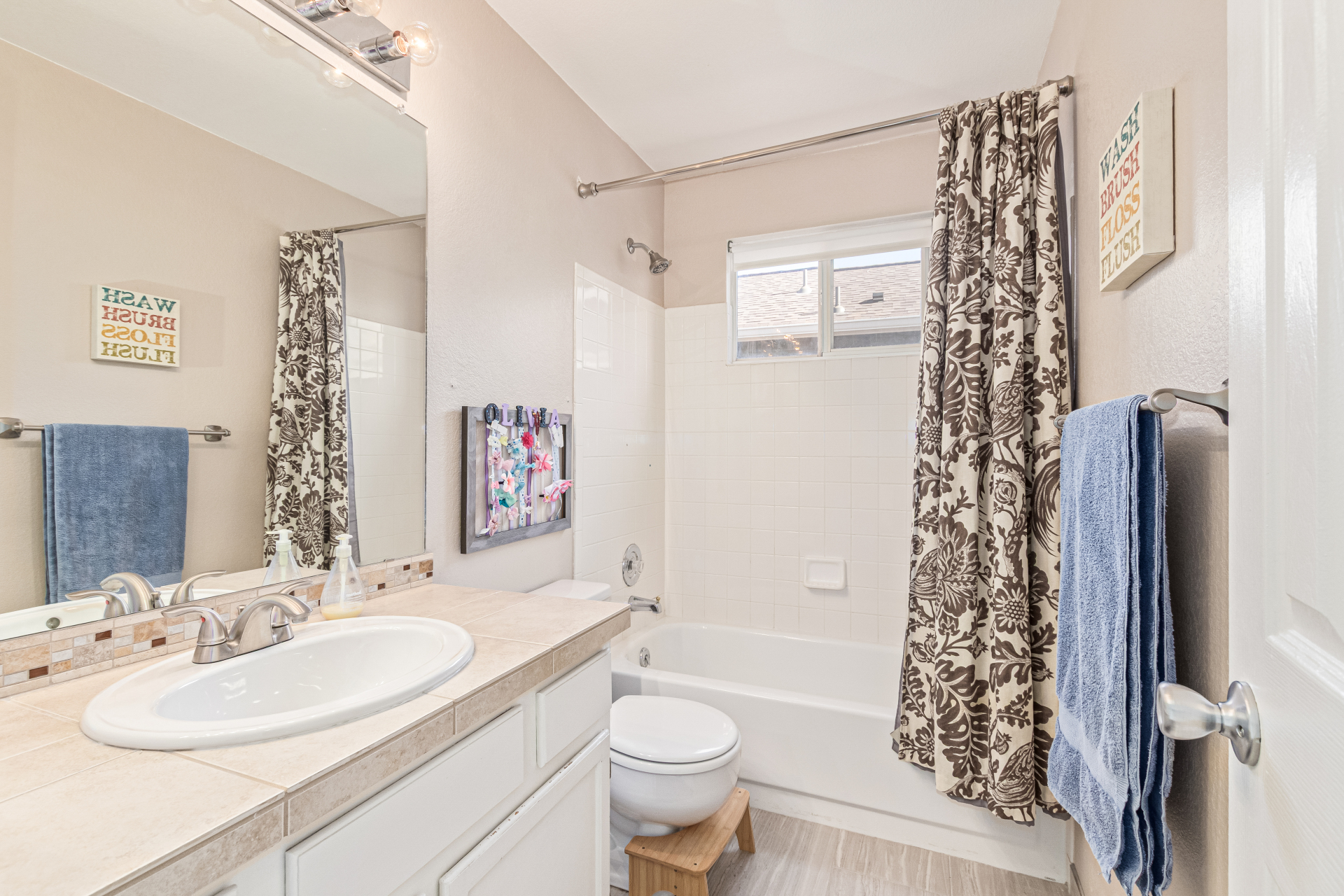 Highlands Ranch, Colorado, 80129, United States, 4 Bedrooms Bedrooms, ,2 BathroomsBathrooms,Residential,For Sale,1987309