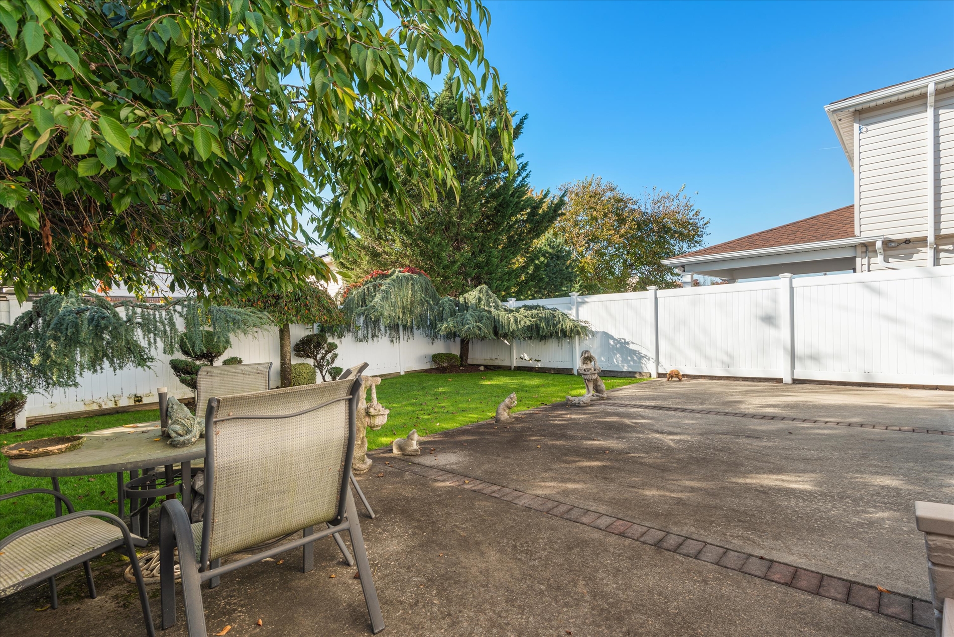 Howard Beach, New York, 11414, United States, 4 Bedrooms Bedrooms, ,3 BathroomsBathrooms,Residential,For Sale,2006115