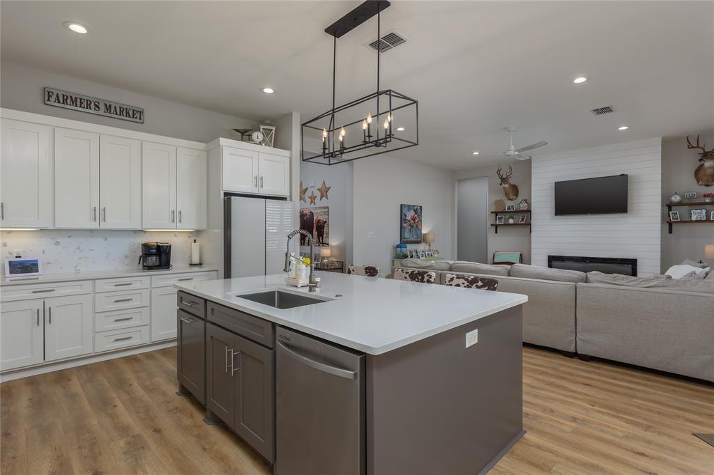 Weatherford, Texas, 76085, United States, 4 Bedrooms Bedrooms, ,2 BathroomsBathrooms,Residential,For Sale,1904359