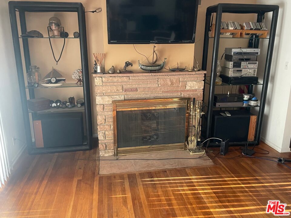 Van Nuys, California, 91411, United States, 2 Bedrooms Bedrooms, ,2 BathroomsBathrooms,Residential,For Sale,1903696