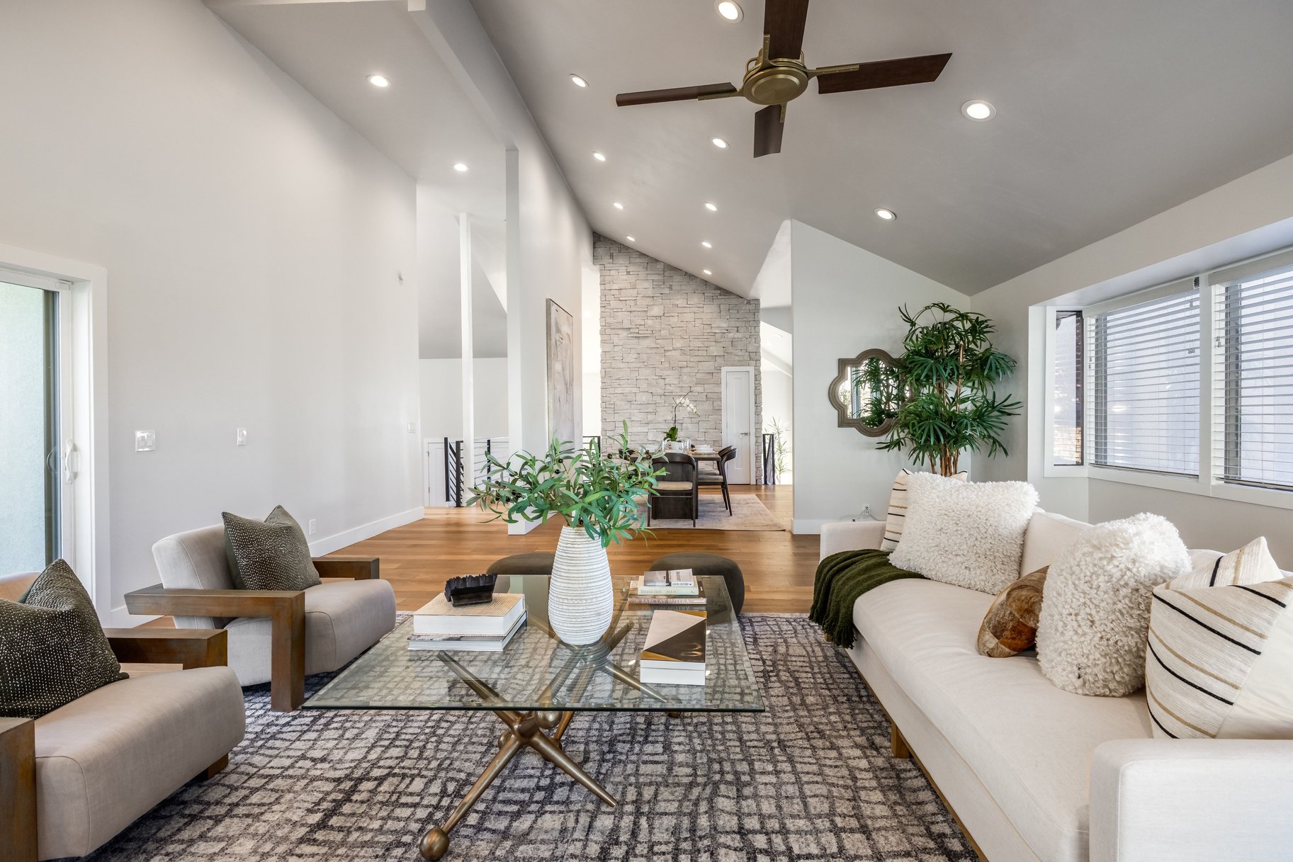  Stunning East Capitol Renovation - 物件實景