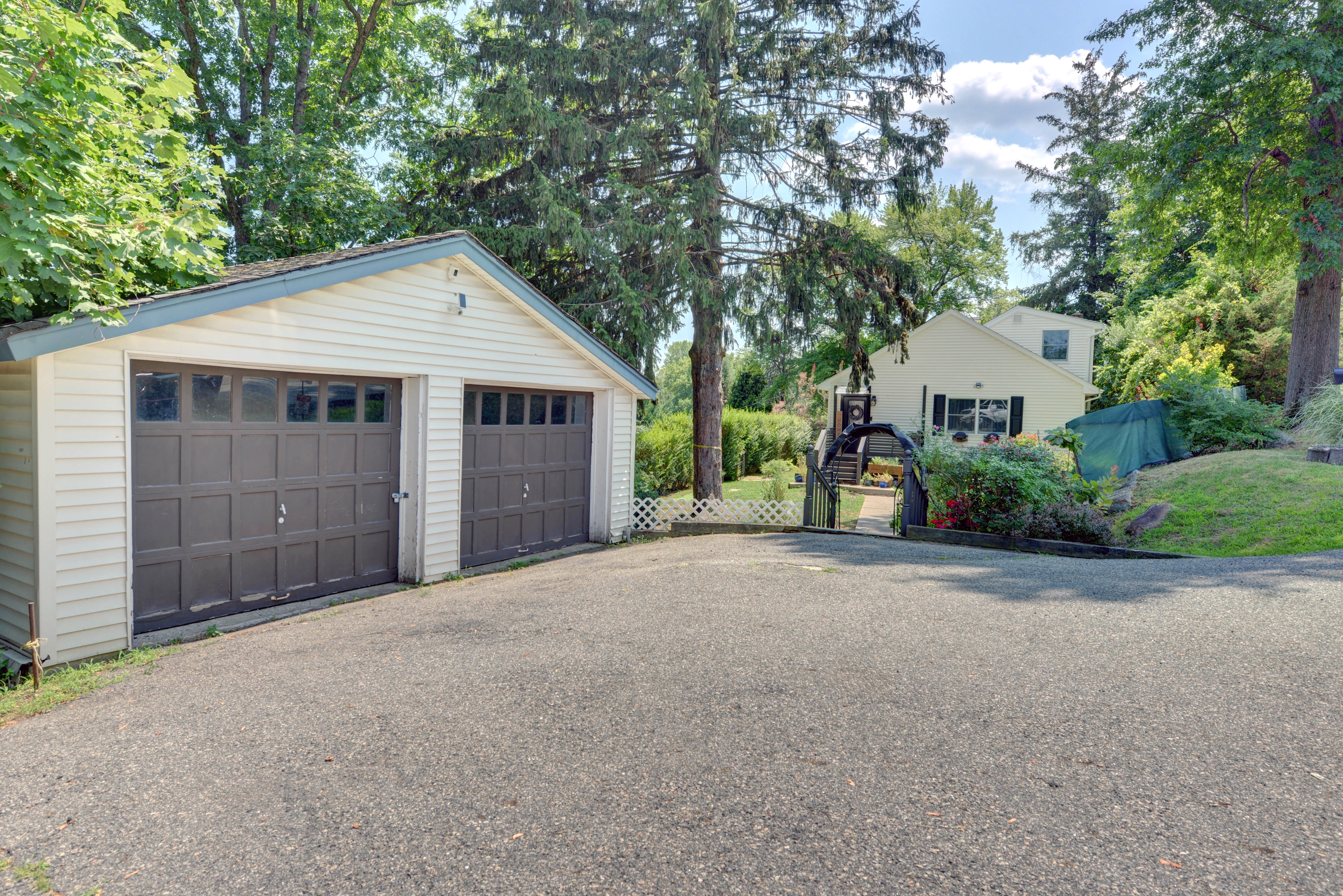 Mahwah, New Jersey, 07430, United States, 4 Bedrooms Bedrooms, ,2 BathroomsBathrooms,Residential,For Sale,1931403