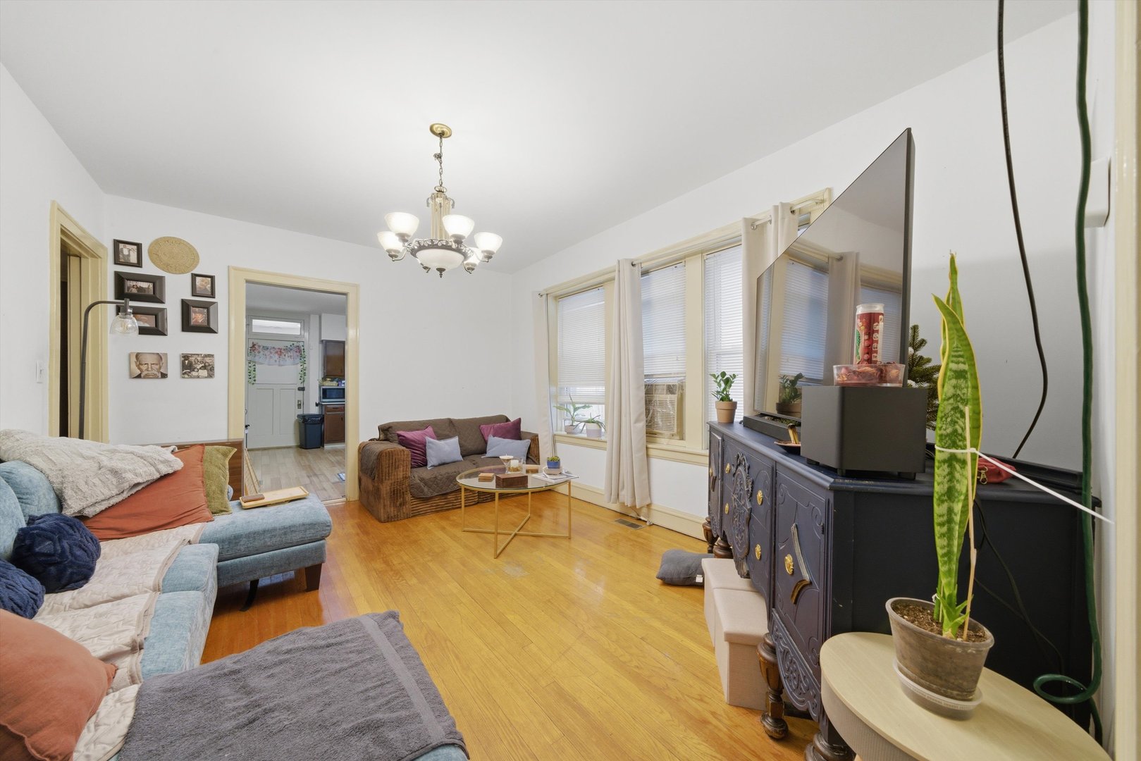 Chicago, Illinois, 60659, United States, 9 Bedrooms Bedrooms, ,Residential,For Sale,2040474
