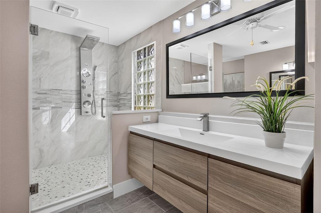 Longboat Key, Florida, 34228, United States, 3 Bedrooms Bedrooms, ,2 BathroomsBathrooms,Residential,For Sale,1990986