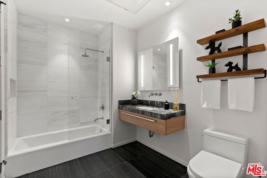 West Hollywood, California, 90069, United States, 2 Bedrooms Bedrooms, ,1 BathroomBathrooms,Residential,For Sale,1938792