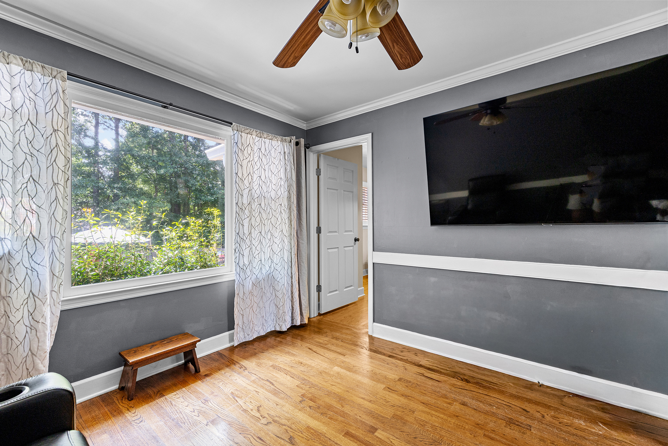  Beautiful Home with Backyard Retreat in Hillandale - 物件實景