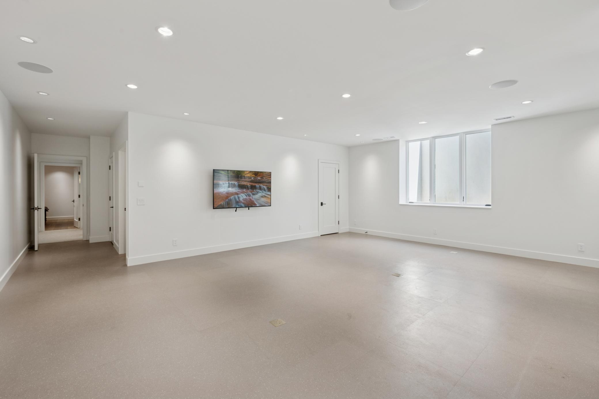 Minneapolis, Minnesota, 55405, United States, 5 Bedrooms Bedrooms, ,1 BathroomBathrooms,Residential,For Sale,1897759
