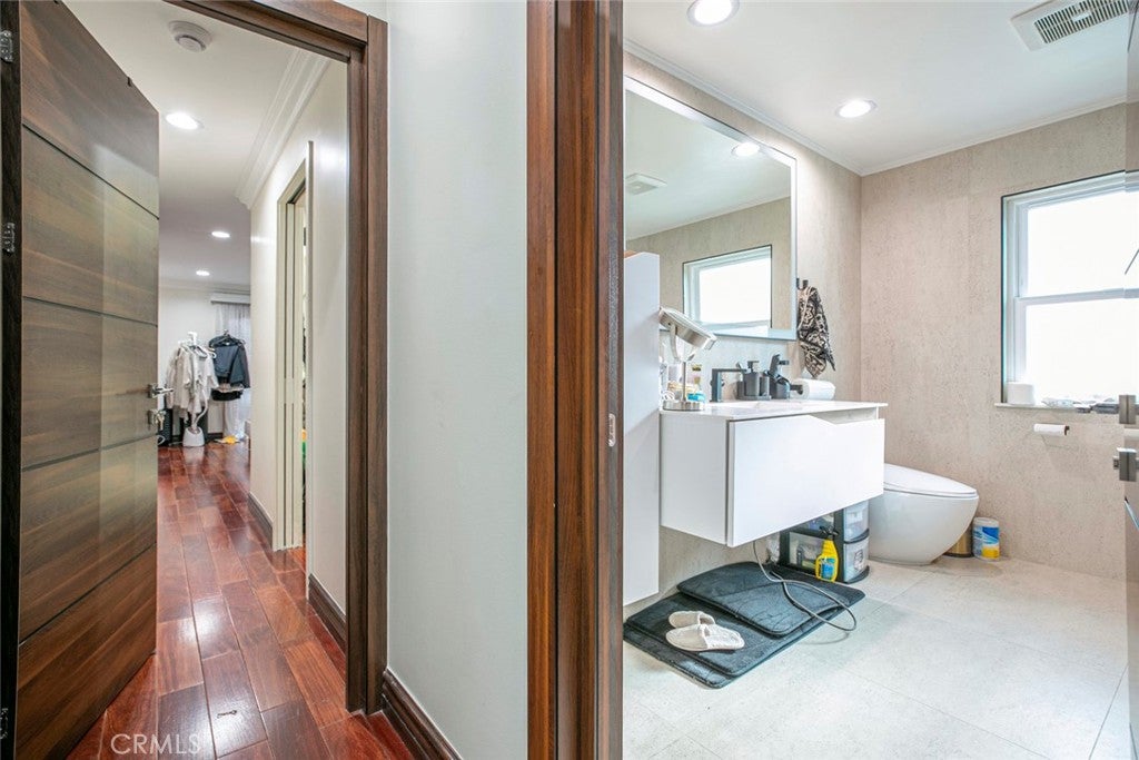 Glendale, California, 91201, United States, 4 Bedrooms Bedrooms, ,5 BathroomsBathrooms,Residential,For Sale,1969452