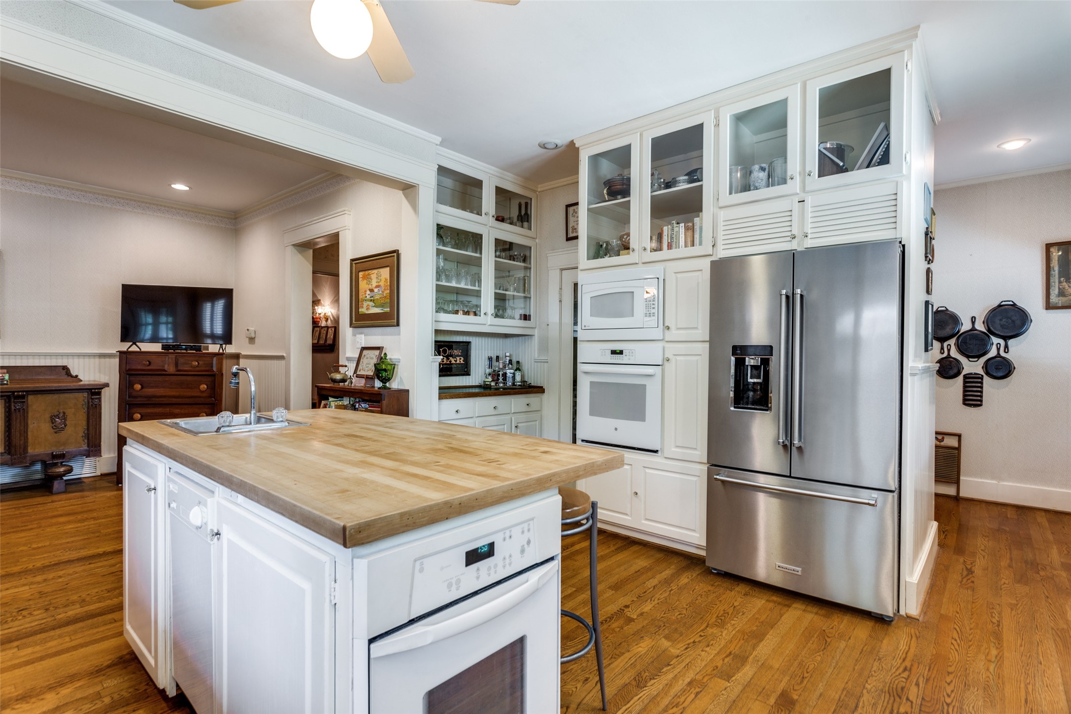 Fort Worth, Texas, 76110, United States, 4 Bedrooms Bedrooms, ,3 BathroomsBathrooms,Residential,For Sale,1940133