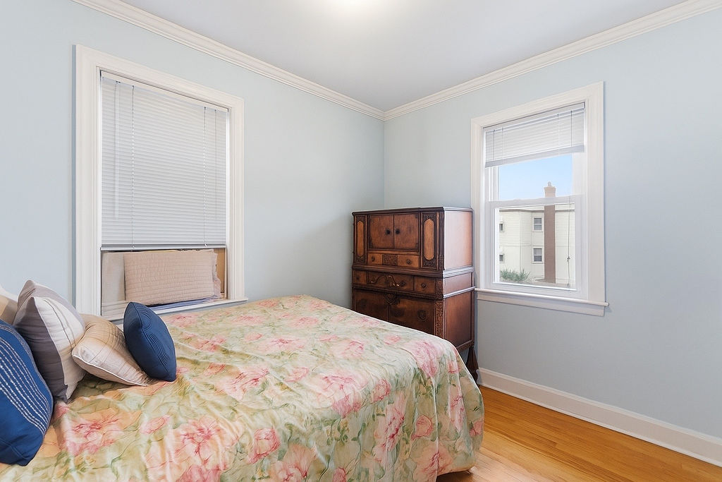 Howard Beach, New York, 11414, United States, 4 Bedrooms Bedrooms, ,1 BathroomBathrooms,Residential,For Sale,1986099