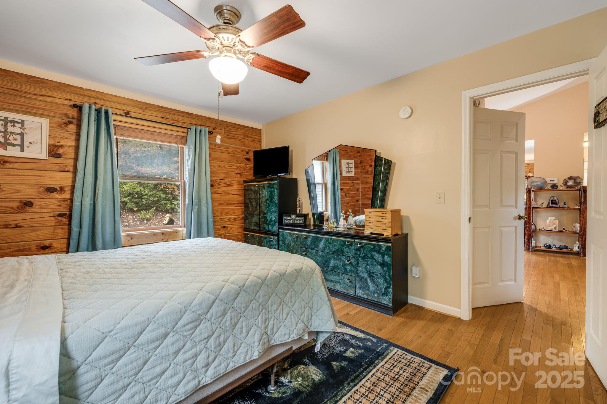 Spruce Pine, North Carolina, 28777, United States, 3 Bedrooms Bedrooms, ,3 BathroomsBathrooms,Residential,For Sale,1991683