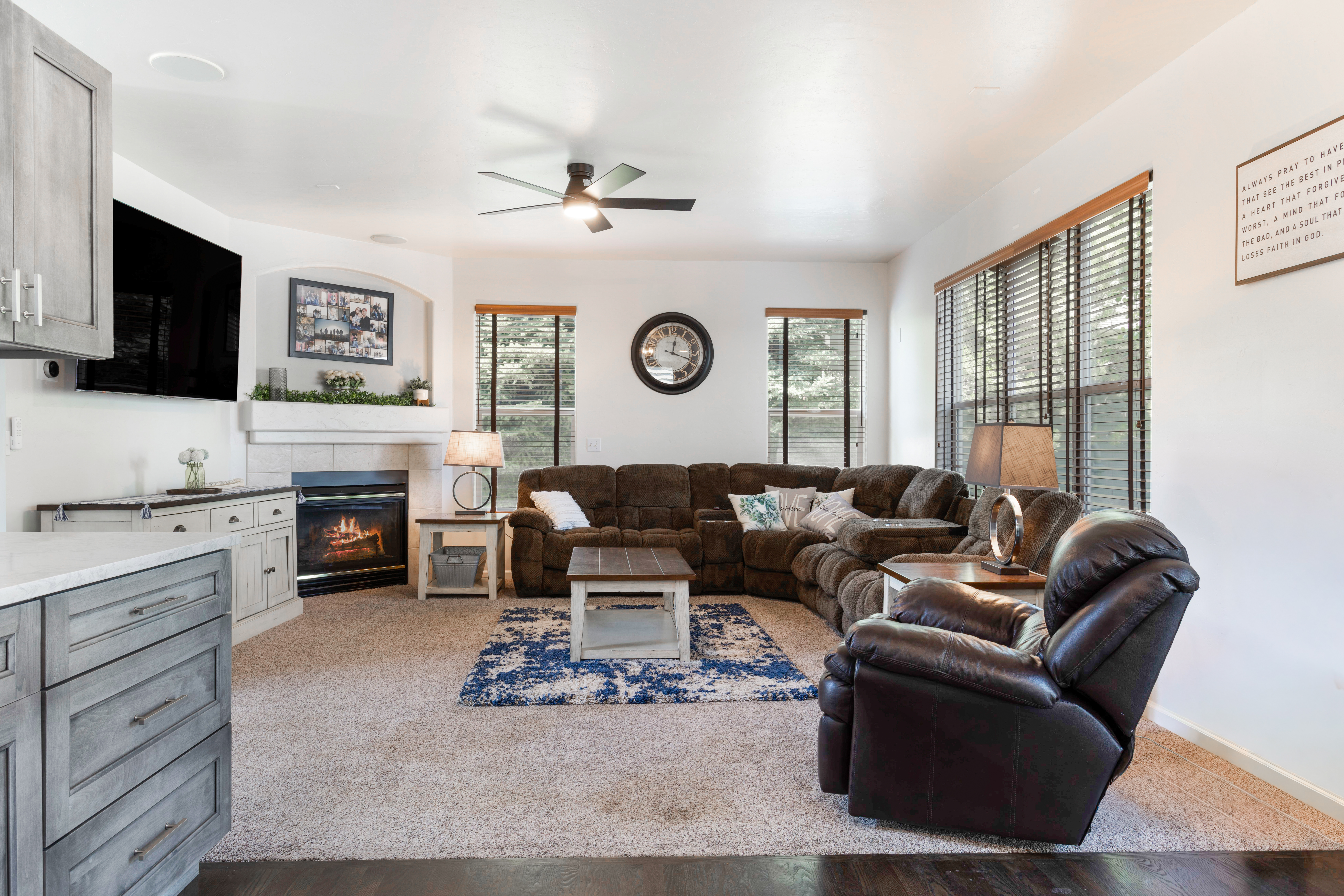  4 Bedroom Located by Dog Park and Trails - 物件實景
