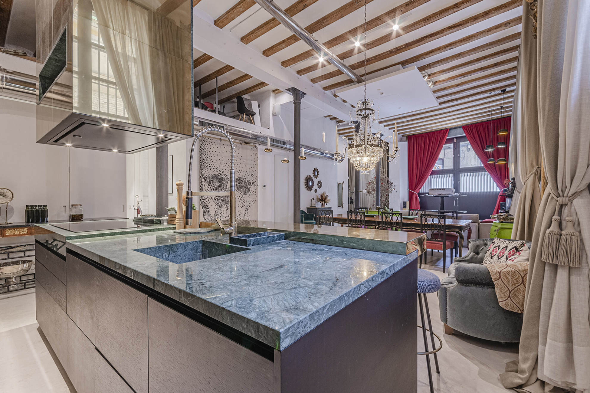  Renovated apartment with historical character in the Barri Gòtic - 物件實景