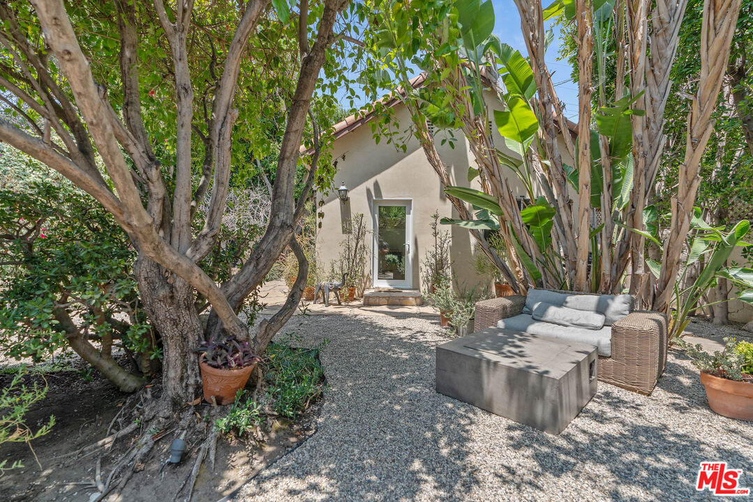Los Angeles, California, 90005, United States, 3 Bedrooms Bedrooms, ,3 BathroomsBathrooms,Residential,For Sale,1876512