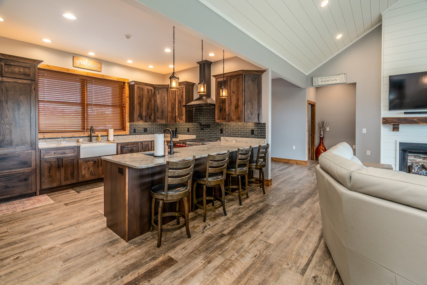 Carbondale, Illinois, 62902, United States, 3 Bedrooms Bedrooms, ,8 BathroomsBathrooms,Residential,For Sale,1986074