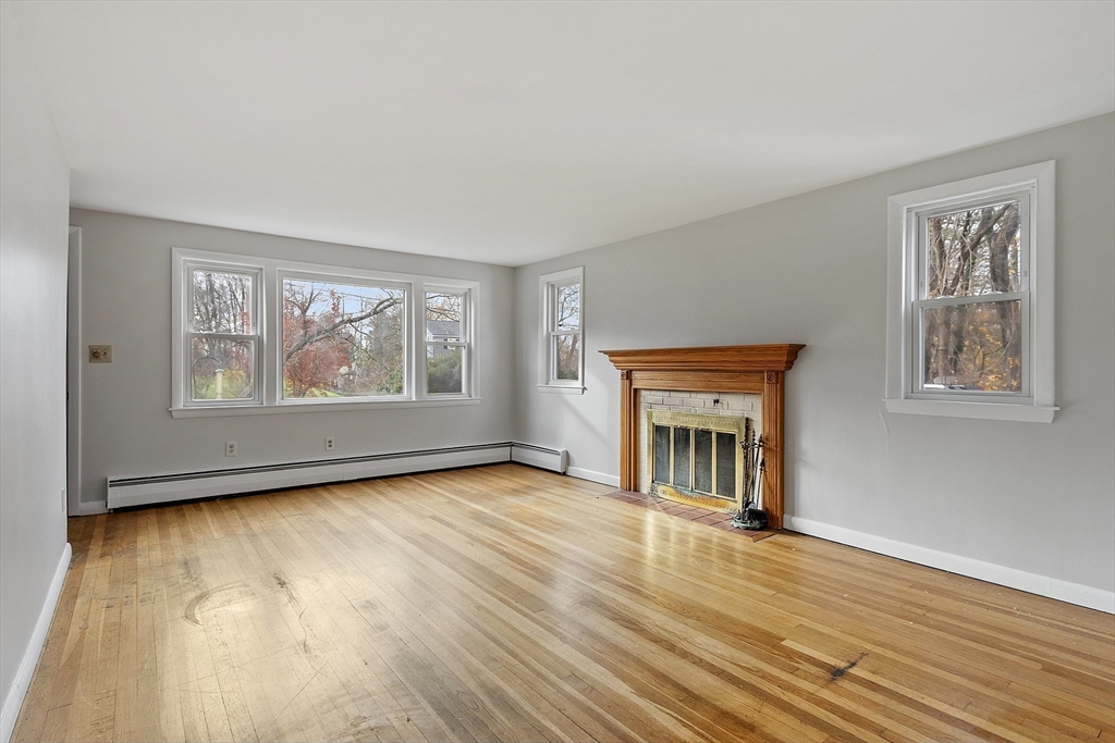 Littleton, Massachusetts, 01460, United States, 3 Bedrooms Bedrooms, ,1 BathroomBathrooms,Residential,For Sale,1991469