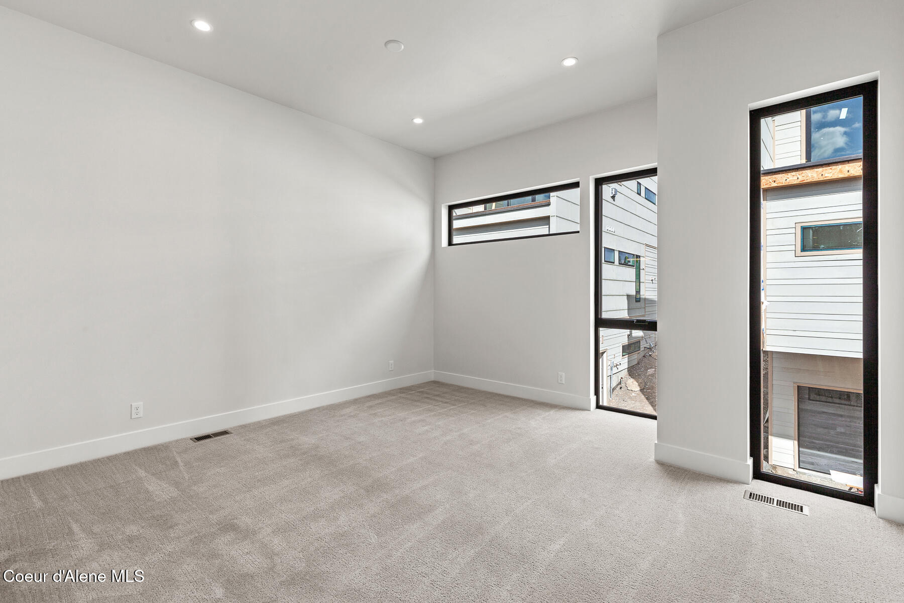 Coeur d'Alene, Idaho, 83815, United States, 2 Bedrooms Bedrooms, ,3 BathroomsBathrooms,Residential,For Sale,2006404