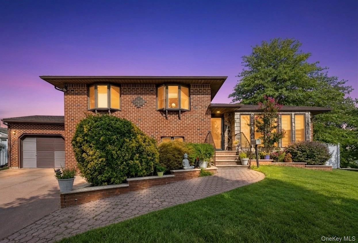 Verbena Ct, Hicksville, NY 11801