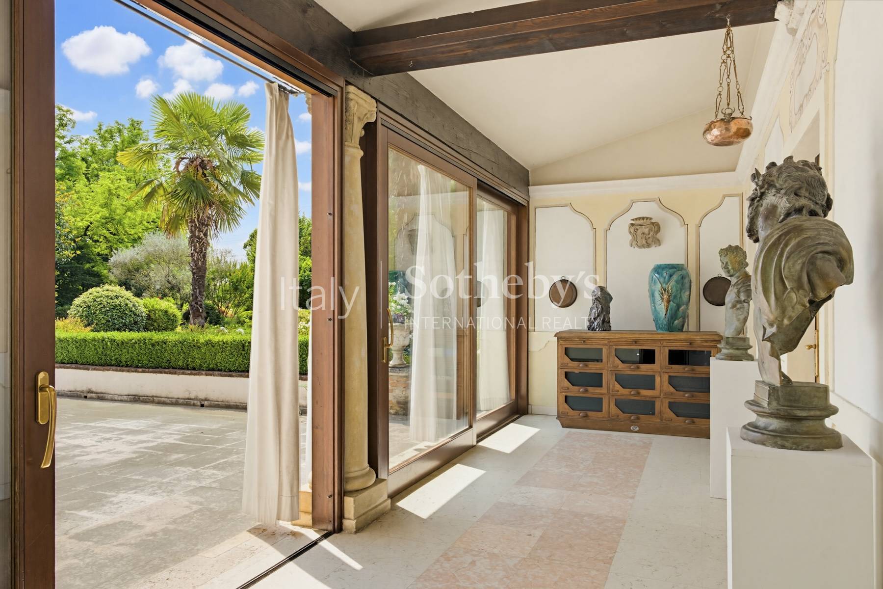  Restored country villa with an Italianstyle garden - 物件實景