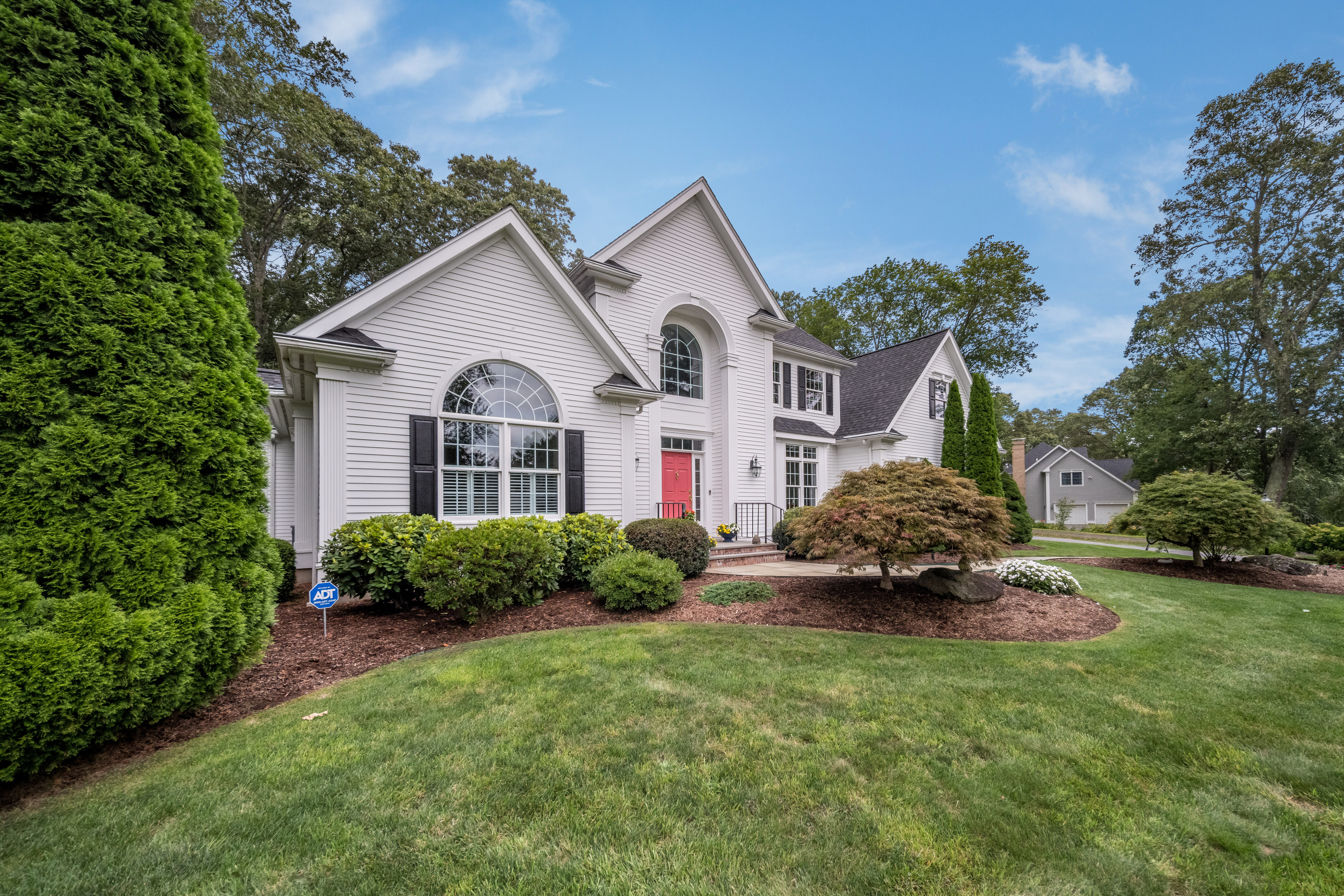  Meticulously Renovated Colonial is Coastal Sophistication - 物件實景