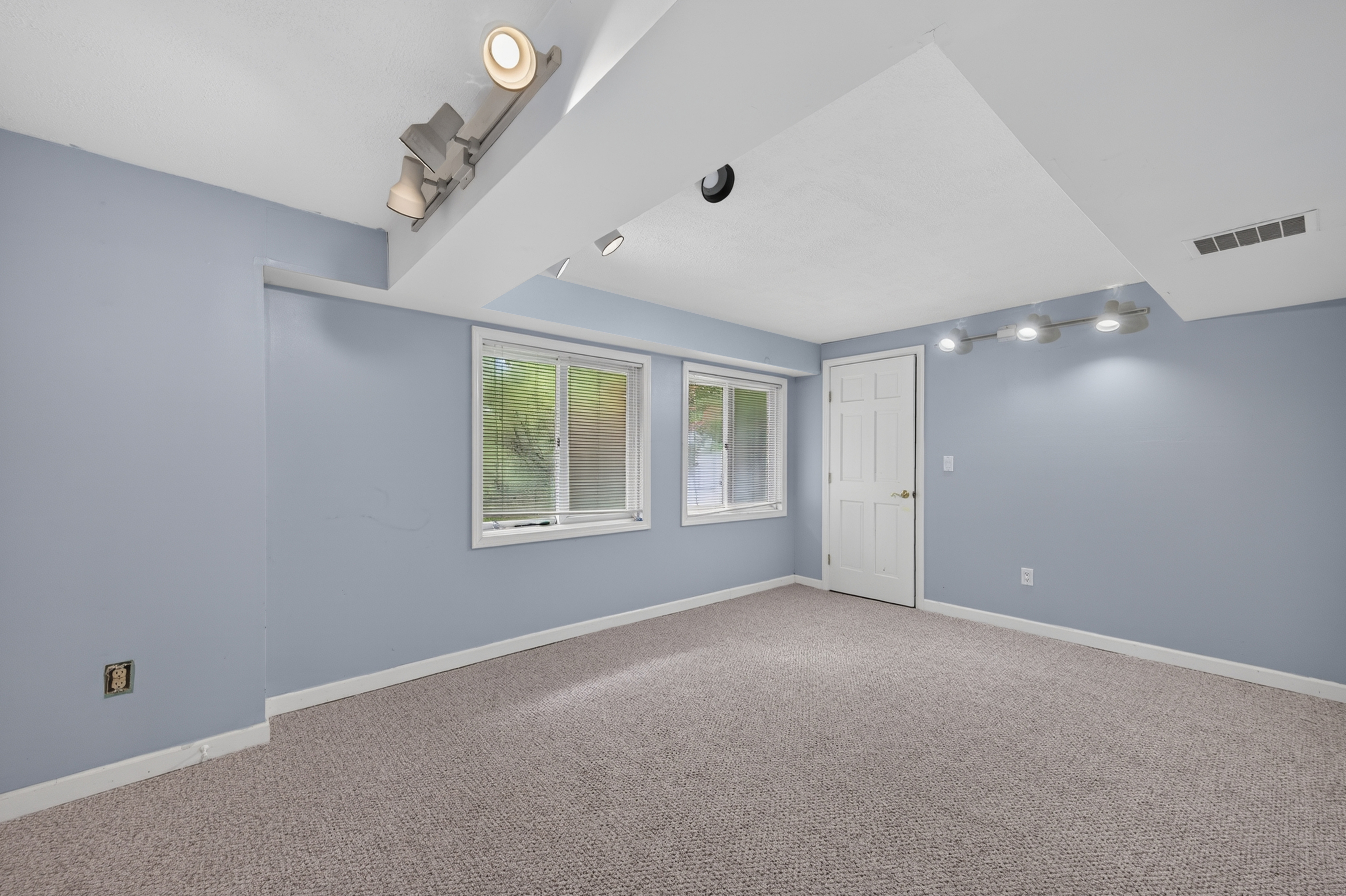  Spacious Two Level Raised Ranch Offers One Floor Living - 物件實景