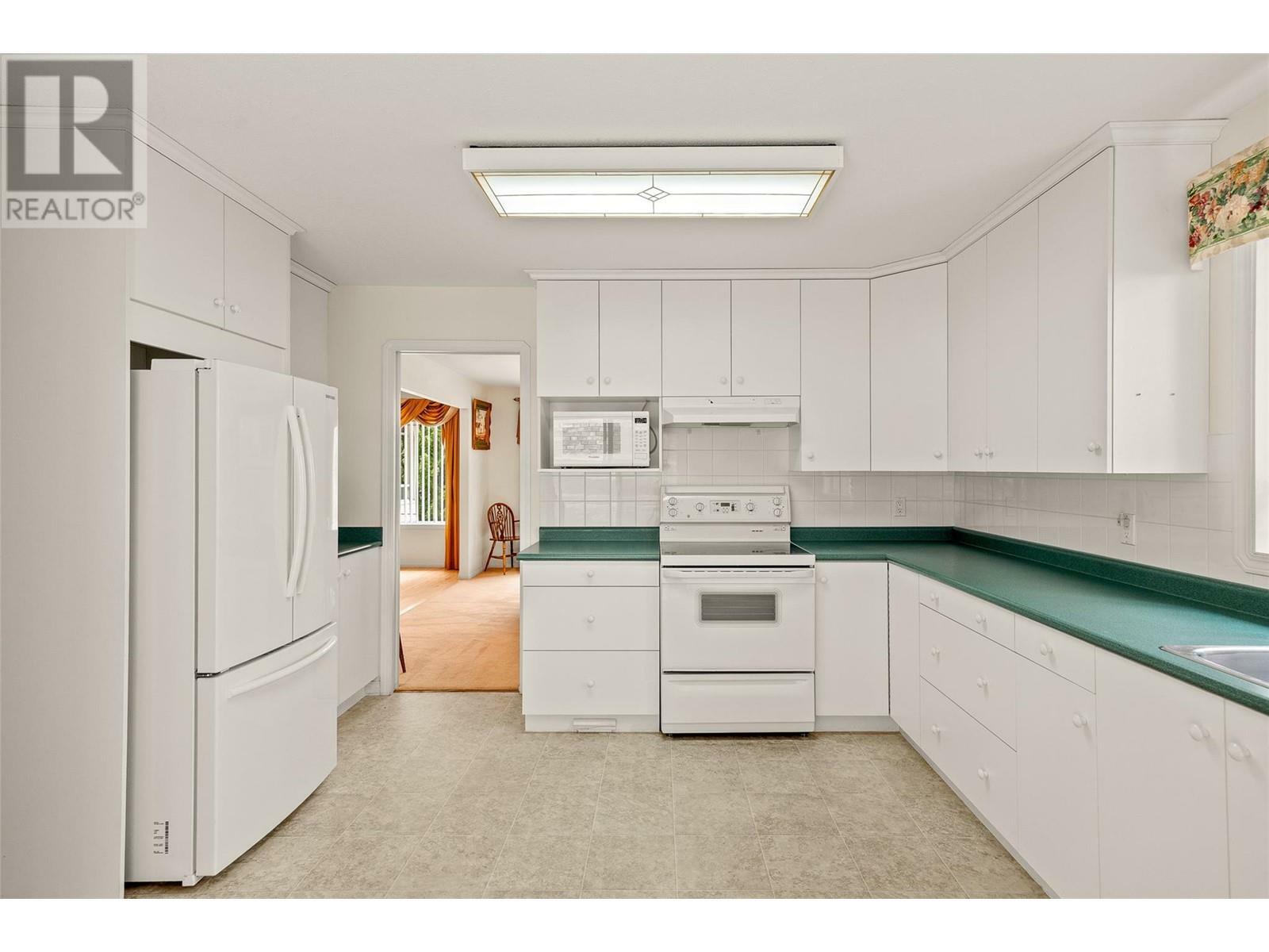 KELOWNA, British Columbia, V1V 1X3, CA, 4 Bedrooms Bedrooms, ,3 BathroomsBathrooms,Residential,For Sale,1876353