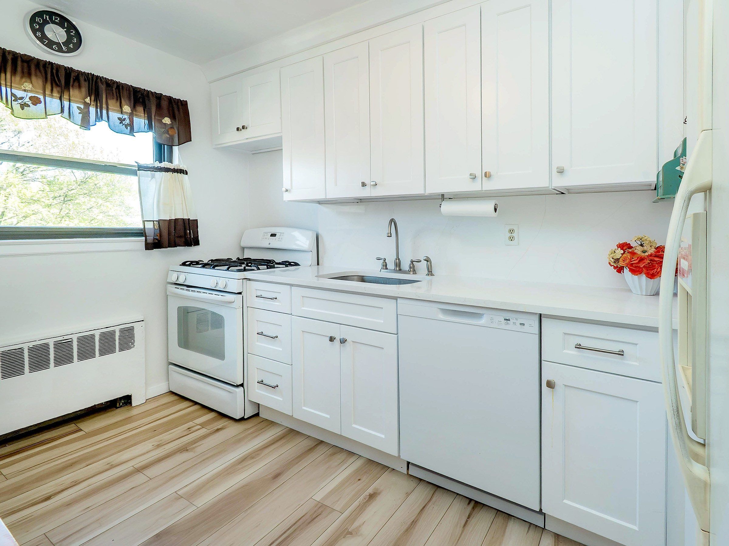  220-10 75th Avenue, Oakland Gardens, NY, 11364 - 物件實景