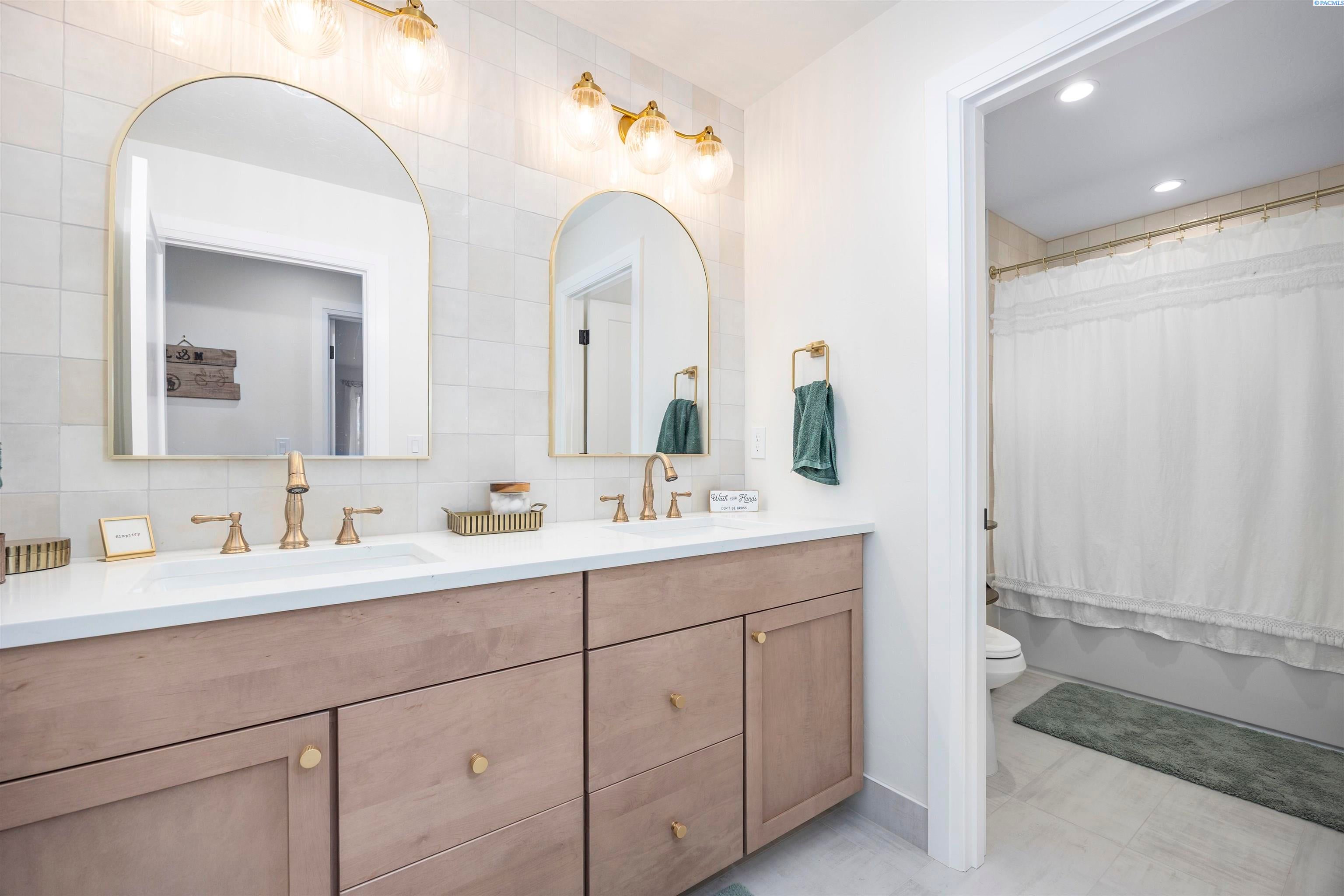 Pasco, Washington, 99301, United States, 4 Bedrooms Bedrooms, ,3 BathroomsBathrooms,Residential,For Sale,2005425