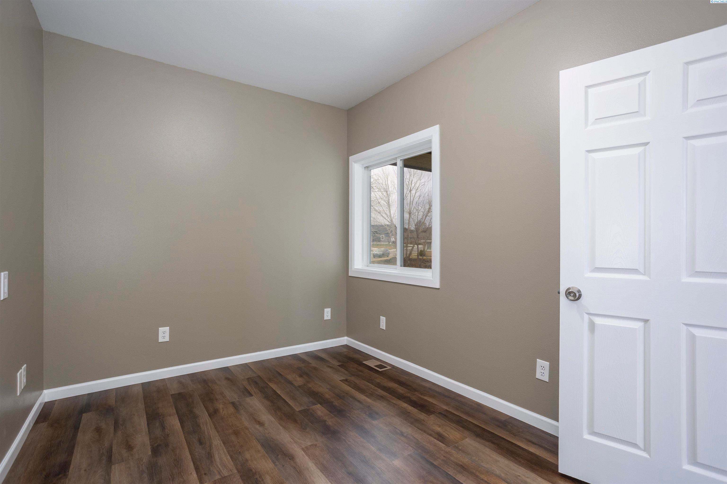 West Richland, Washington, 99353, United States, 5 Bedrooms Bedrooms, ,3 BathroomsBathrooms,Residential,For Sale,1923424