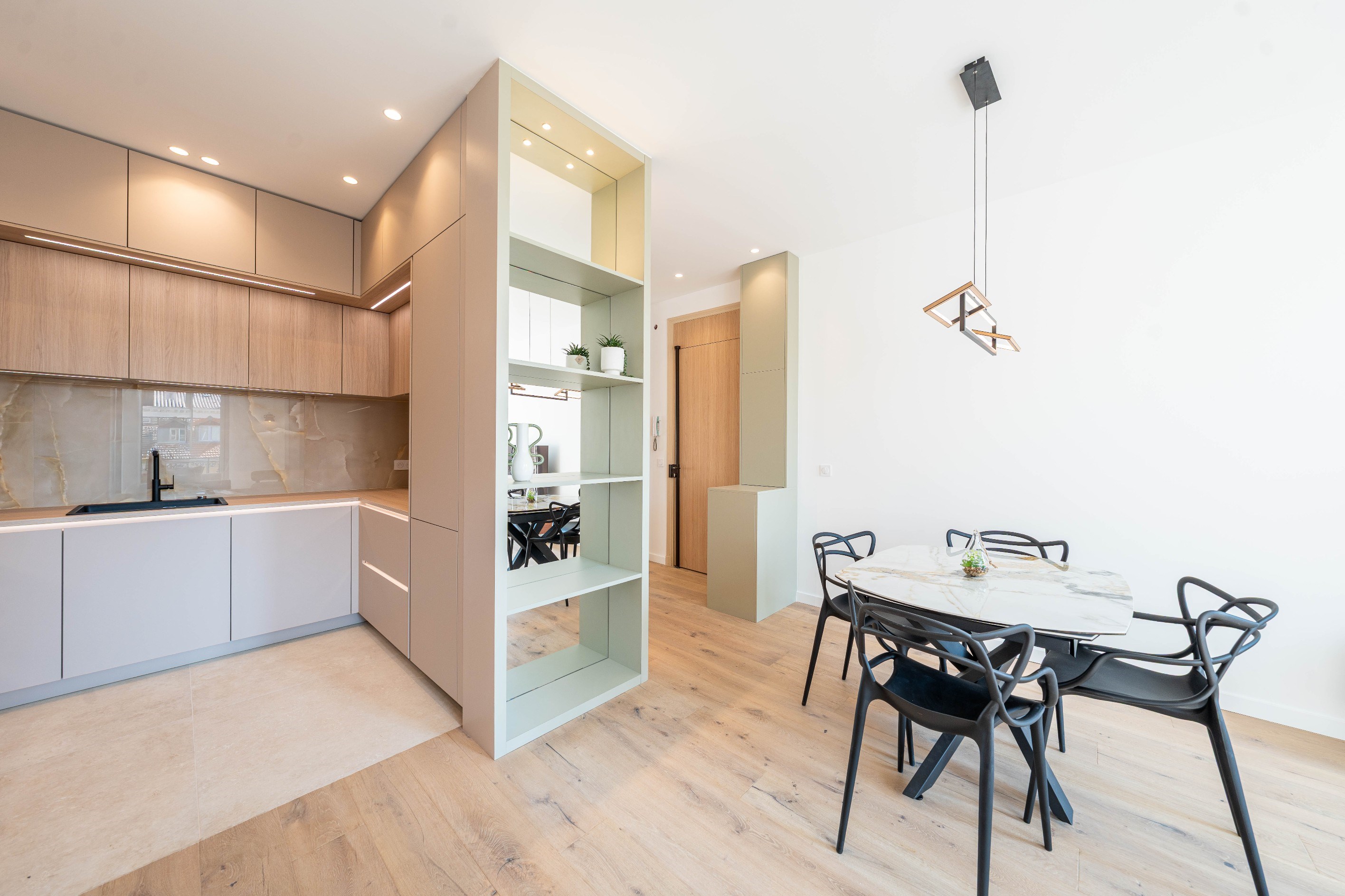  Top-floor renovated apartment with balcony, 3 bedrooms, rue Hoche Cannes city c… - 物件實景
