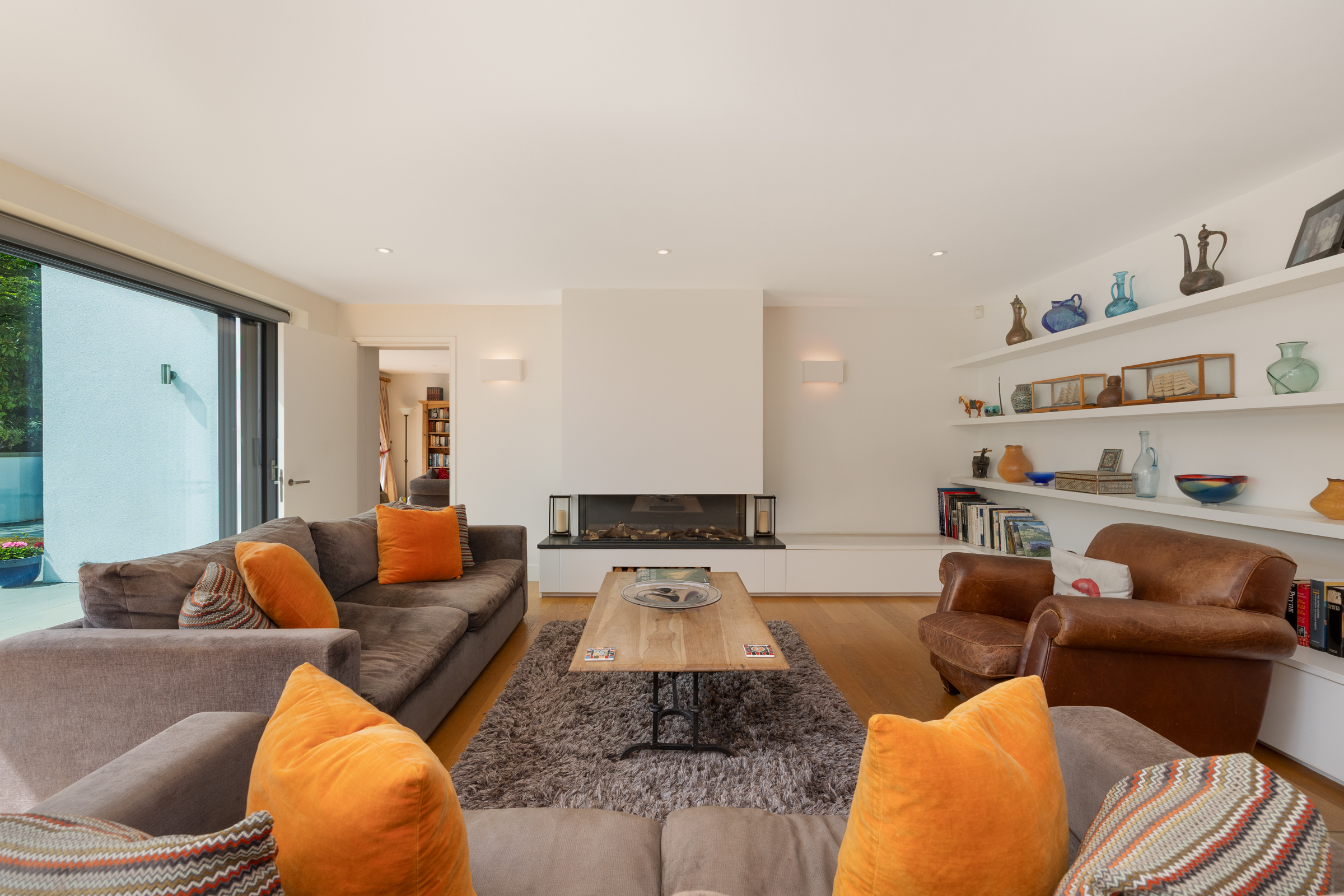  A detached modern six bedroom family house located on the private Coombe Estate - 物件實景