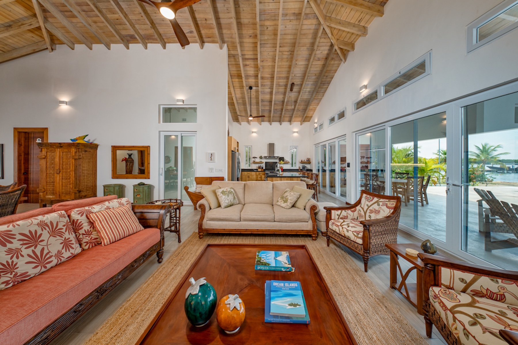  Beachfront Resort Style Home with Pool, Boat Slip & Lift, Guaiabara Beach - 物件實景