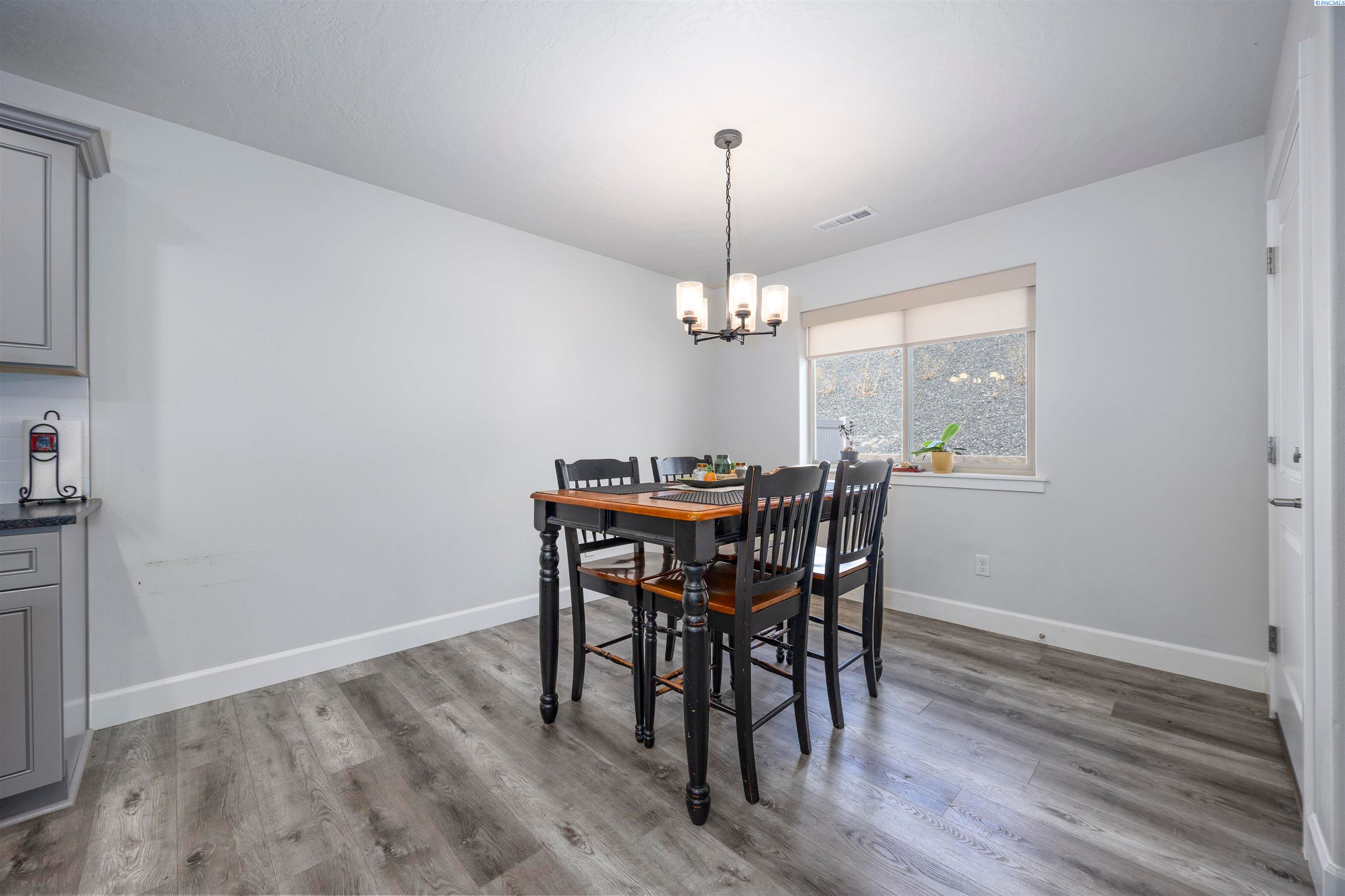 Kennewick, Washington, 99338, United States, 3 Bedrooms Bedrooms, ,2 BathroomsBathrooms,Residential,For Sale,1943089