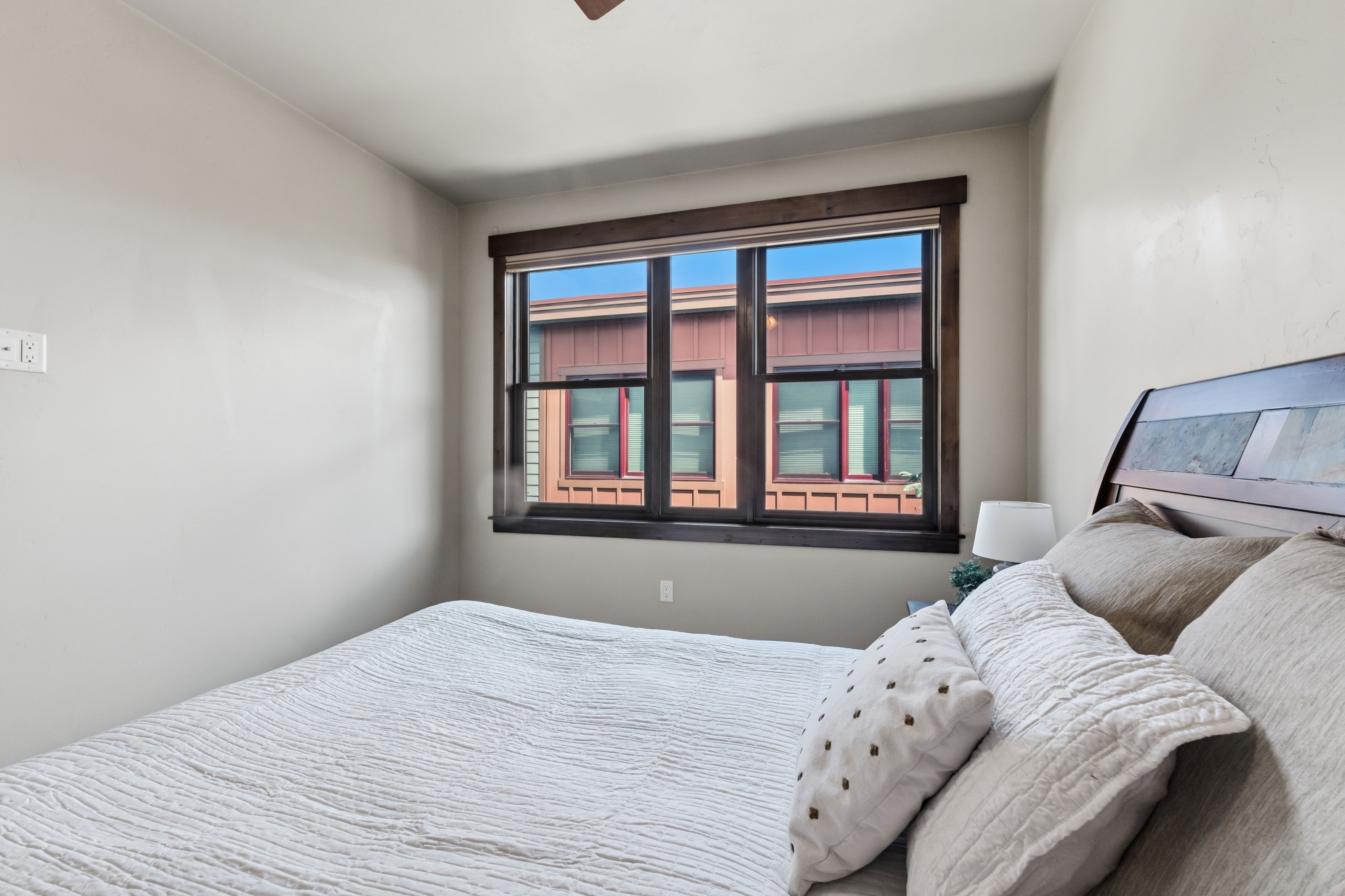  Light-Filled Corner Residence With Views of Mount Royal and Peak One - 物件實景