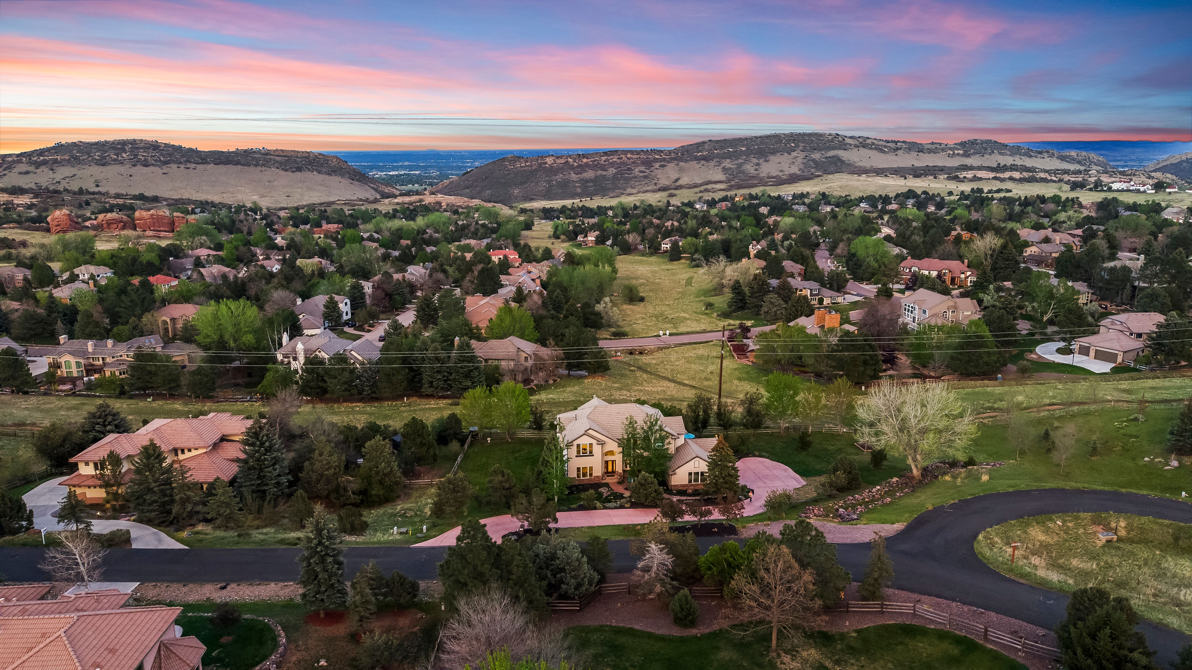  Stunning two-story walkout on a rare usable ¾-acre lot - 物件實景