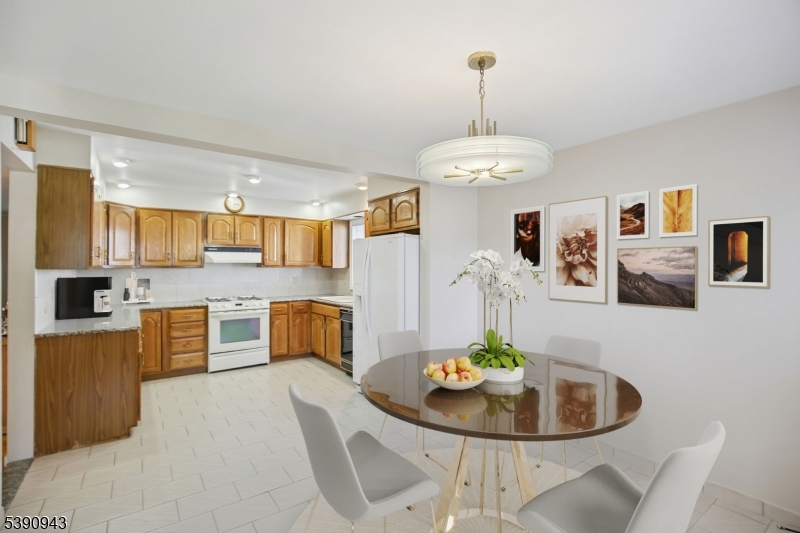 West Orange Twp., New Jersey, 07052, United States, 2 Bedrooms Bedrooms, ,2 BathroomsBathrooms,Residential,For Sale,1969241