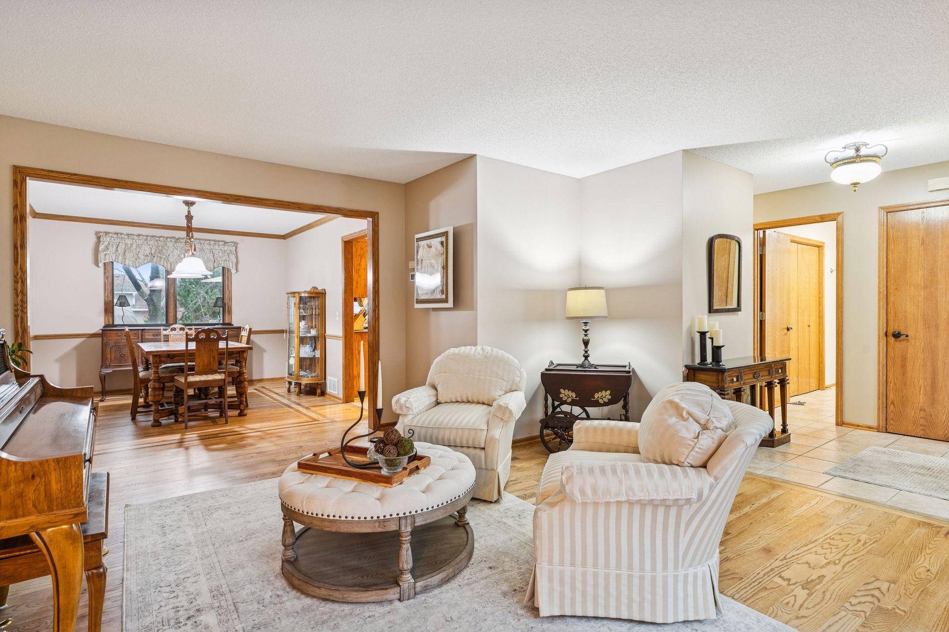 Woodbury, Minnesota, 55129, United States, 5 Bedrooms Bedrooms, ,3 BathroomsBathrooms,Residential,For Sale,1998443