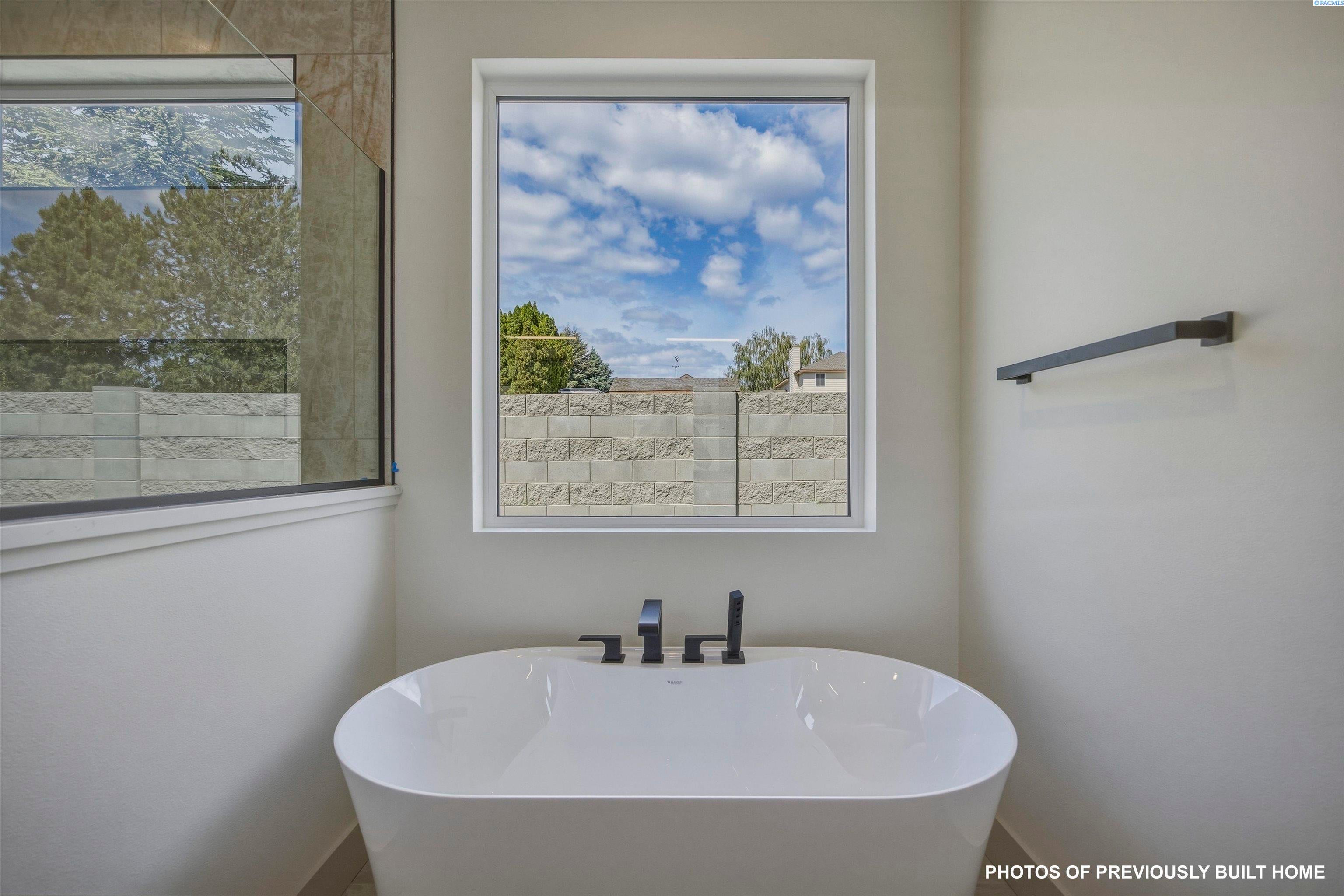 Richland, Washington, 99352, United States, 4 Bedrooms Bedrooms, ,3 BathroomsBathrooms,Residential,For Sale,2048116