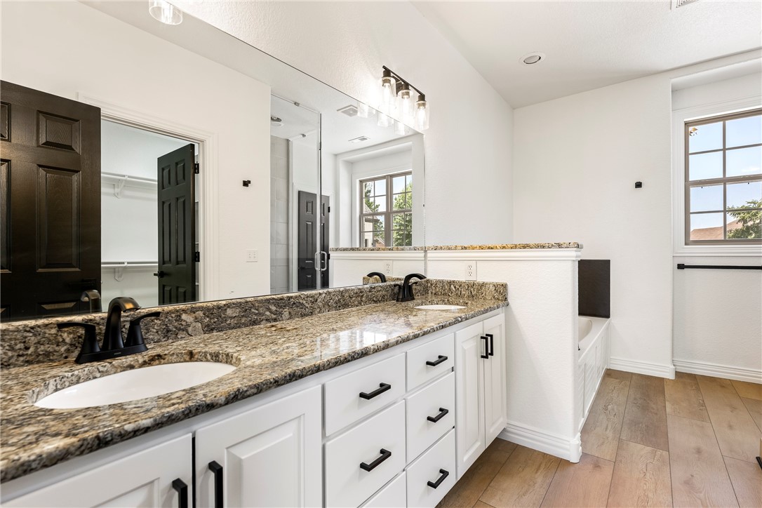 Fayetteville, Arkansas, 72701, United States, 4 Bedrooms Bedrooms, ,3 BathroomsBathrooms,Residential,For Sale,1907520