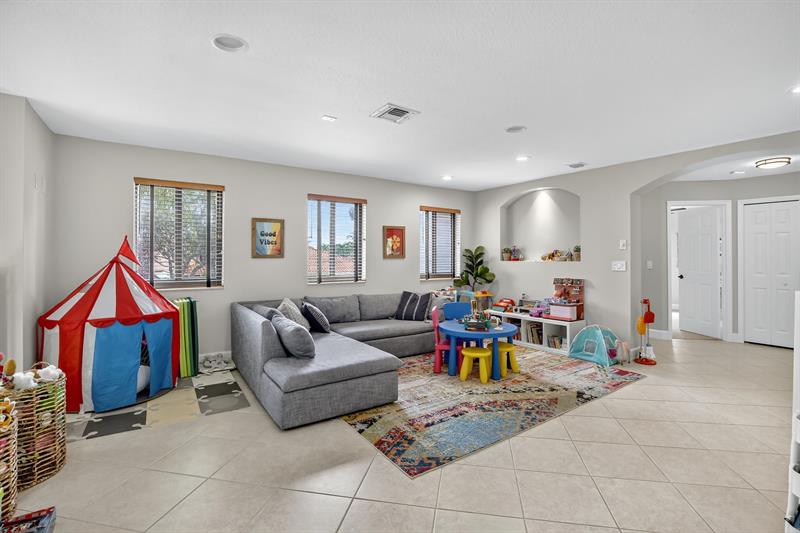 Miramar, Florida, 33027, United States, 5 Bedrooms Bedrooms, ,3 BathroomsBathrooms,Residential,For Sale,1987631