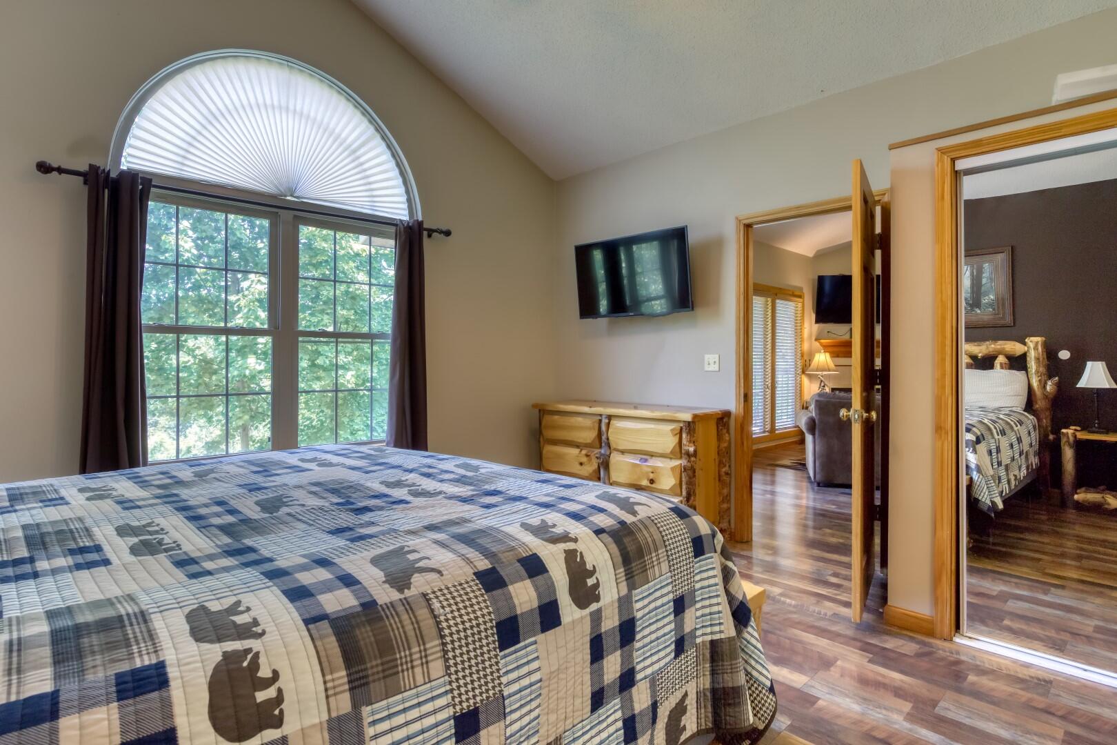 Gatlinburg, Tennessee, 37738, United States, 2 Bedrooms Bedrooms, ,3 BathroomsBathrooms,Residential,For Sale,1931589