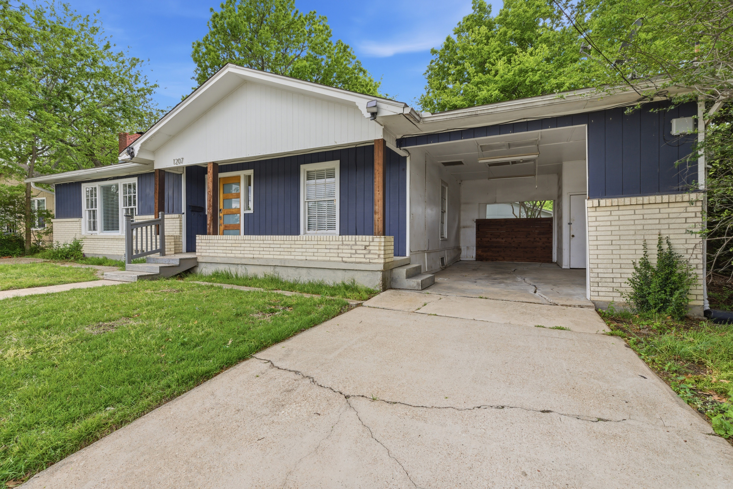  1207 N. College Street - 物件實景