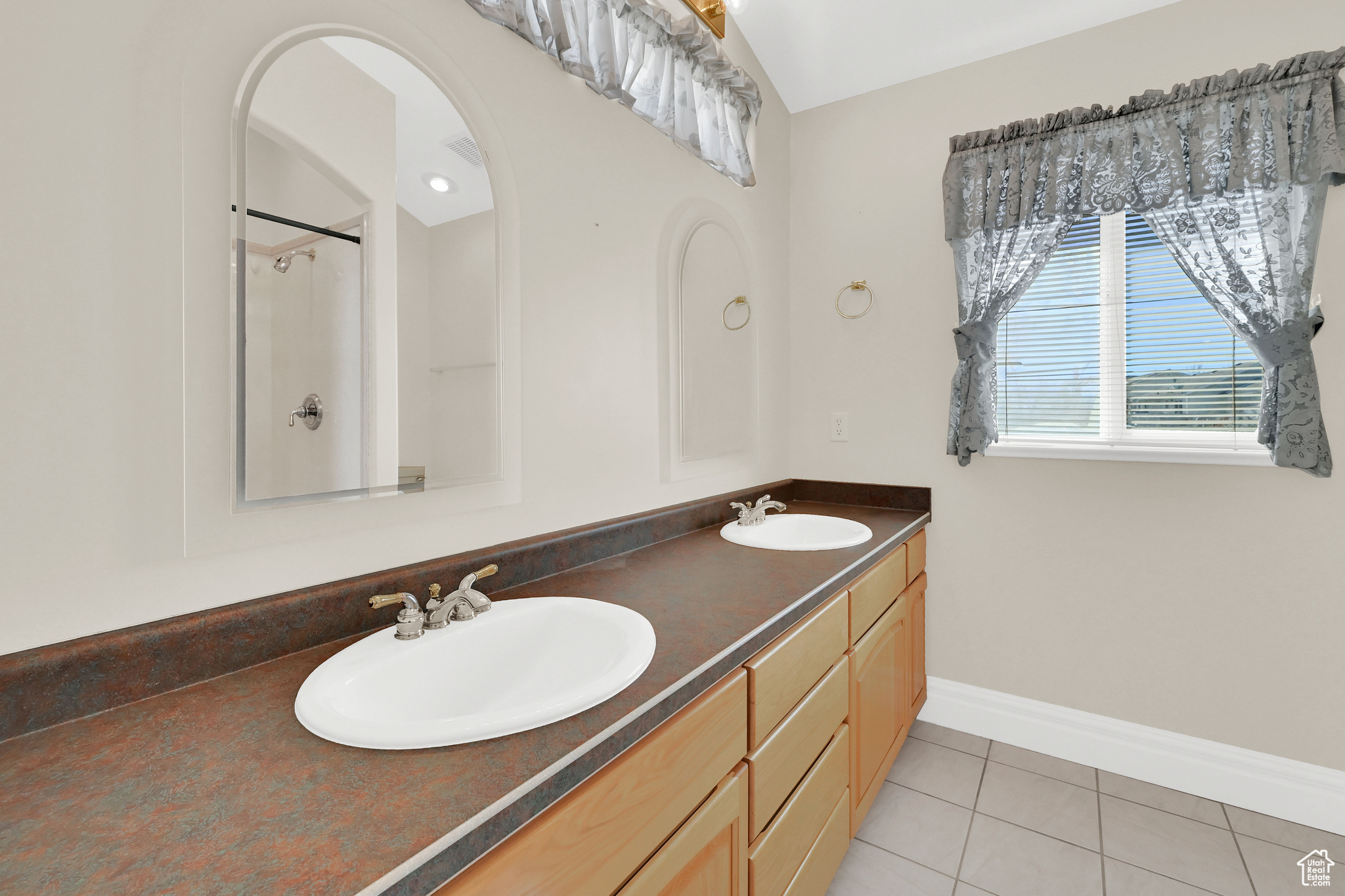 Hyrum, Utah, 84319, United States, 5 Bedrooms Bedrooms, ,3 BathroomsBathrooms,Residential,For Sale,1729547