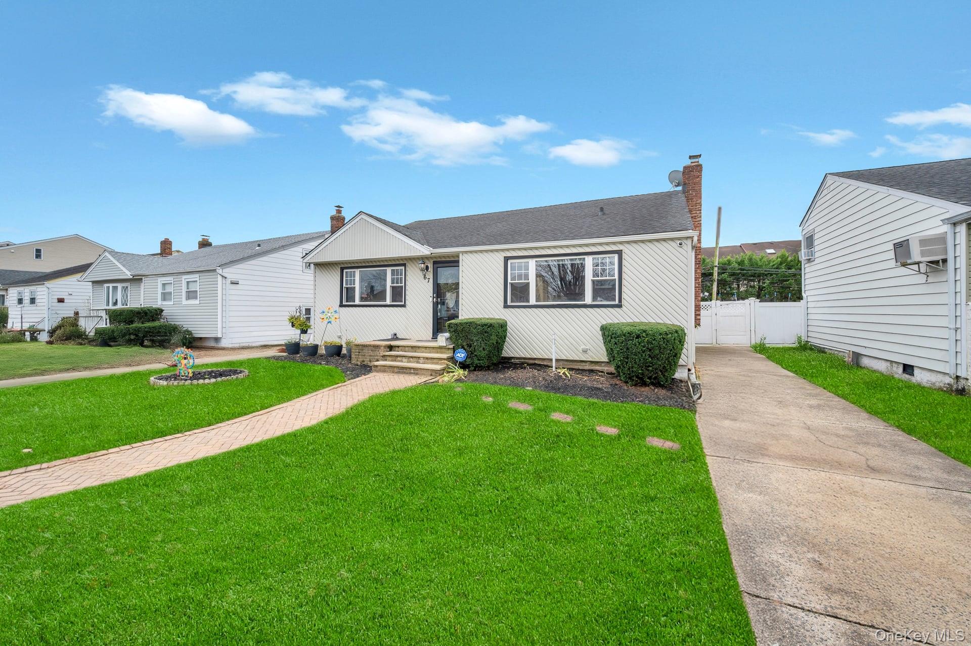 Freeport, New York, 11520, United States, 3 Bedrooms Bedrooms, ,2 BathroomsBathrooms,Residential,For Sale,1998348