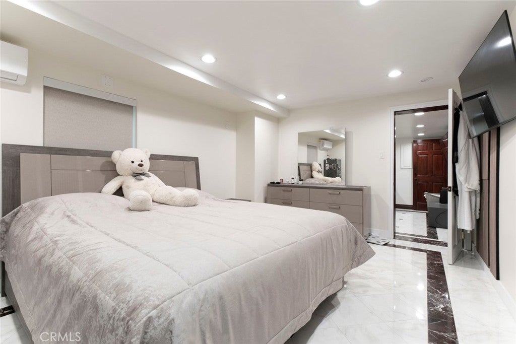 Glendale, California, 91201, United States, 4 Bedrooms Bedrooms, ,5 BathroomsBathrooms,Residential,For Sale,1969452