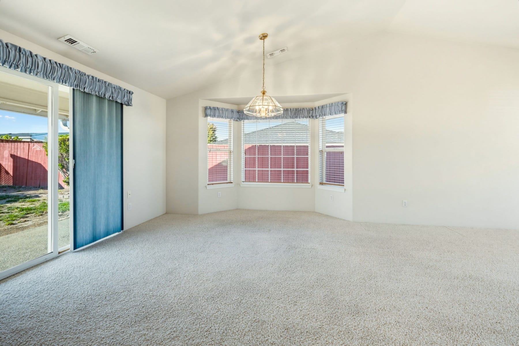  2300 Savannah Drive Central Point, OR 97502 - 物件實景