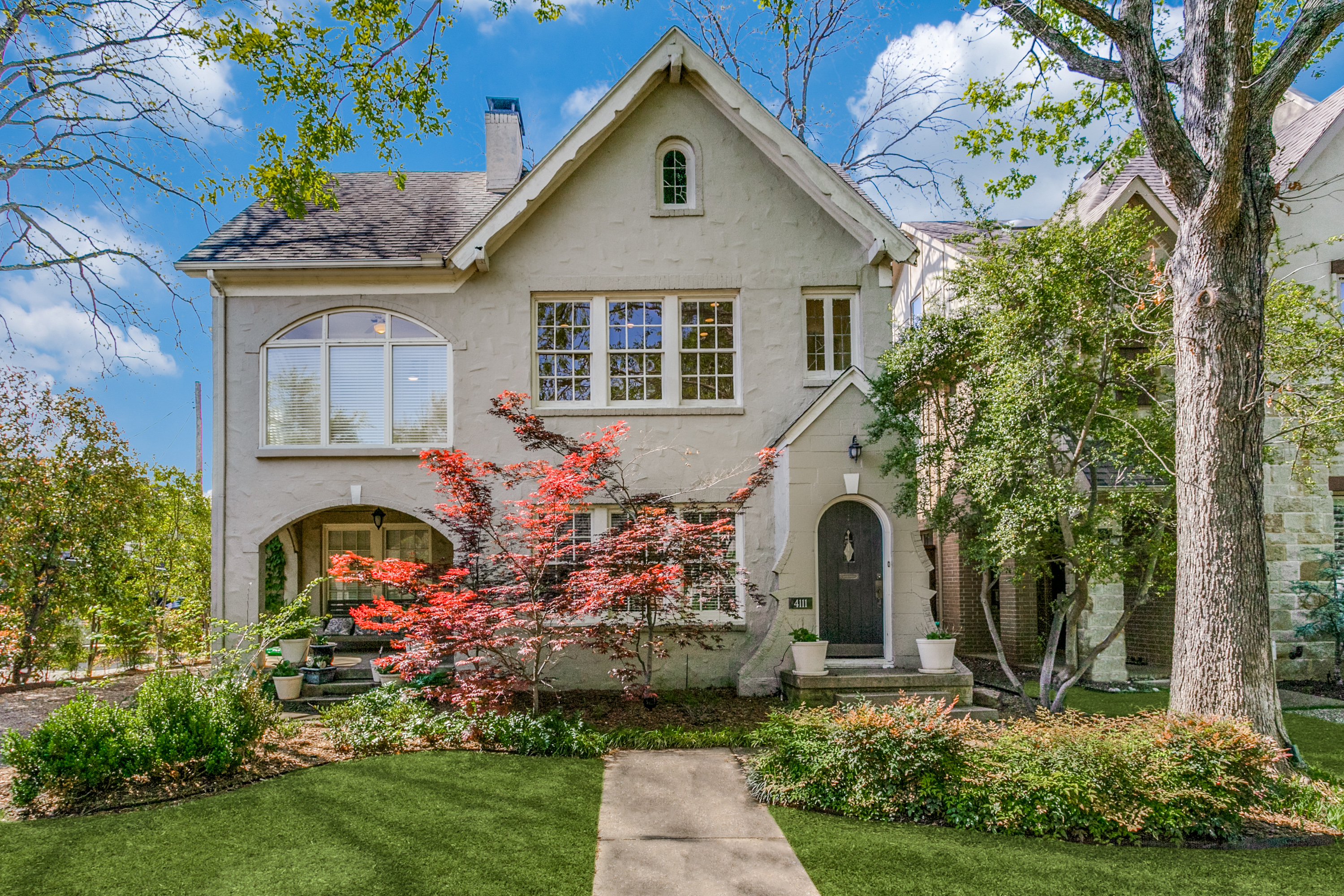  Storybook Tudor Duplex on Tree-Lined Normandy Avenue - 物件實景