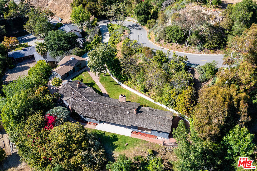 Los Angeles, California, 90049, United States, 2 Bedrooms Bedrooms, ,3 BathroomsBathrooms,Residential,For Sale,1819125