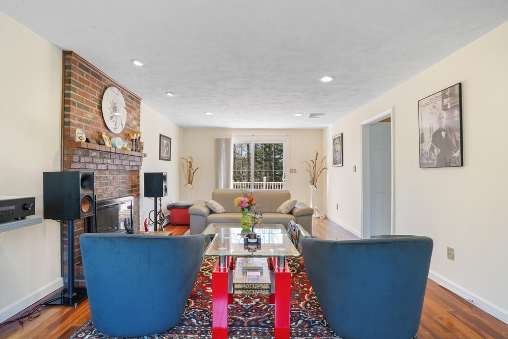 Burlington, Massachusetts, 01803, United States, 3 Bedrooms Bedrooms, ,2 BathroomsBathrooms,Residential,For Sale,2039576