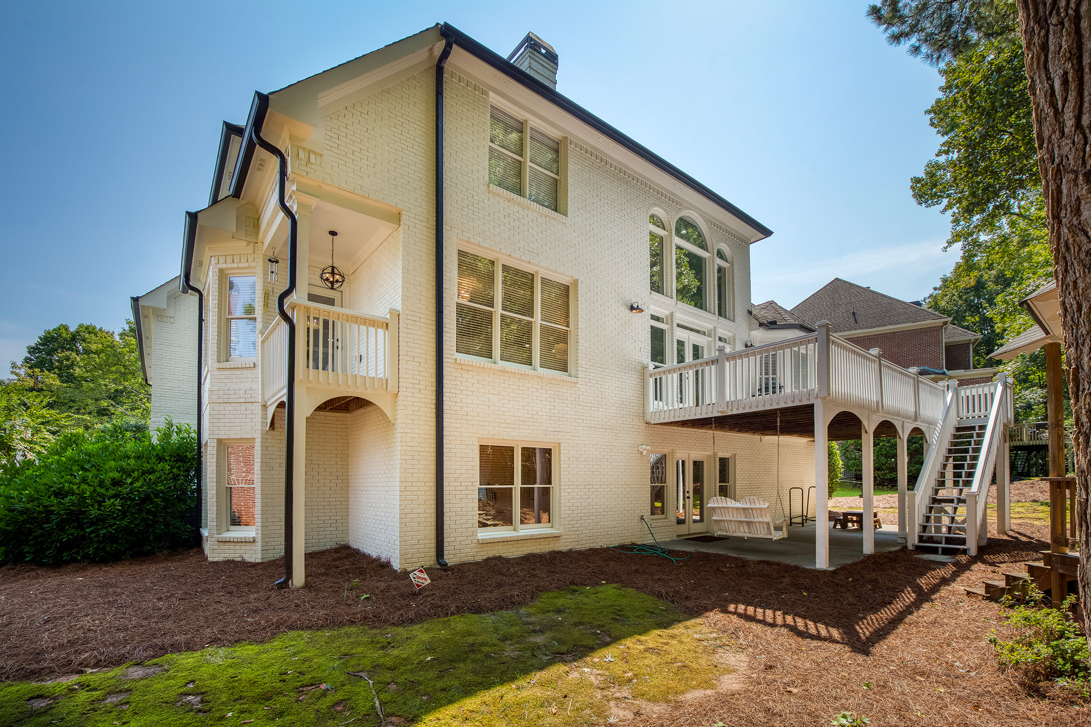  Welcome Home to this Beautifully Appointed White Brick Home - 物件實景